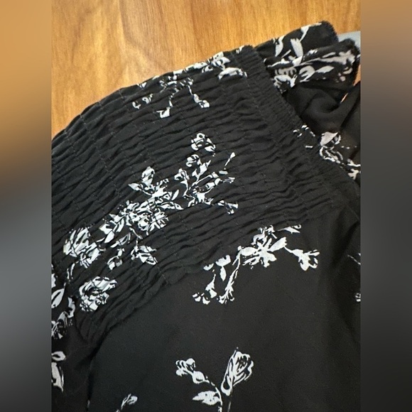 Suzanne Betro - Gorgeous black and white tiered floral blouse. Size 2x. - Picture 4 of 7